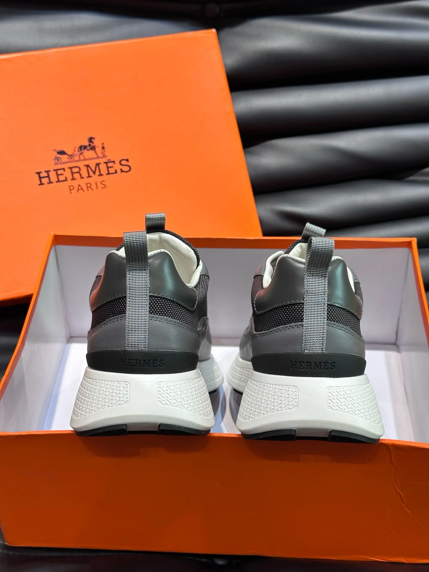 Factory price: 540💰HERMES/Hermes Hugo thick-soled sneakers are casual men's shoes. These sneakers are made of imported first-layer cowhide leather and breathable mesh design. The contrasting color design creates a dynamic and modern shape. The front end of the toe is decorated with natural-color rubber inlays. The style is novel and fashionable. The texture is incomparable, with cowhide lining and cowhide foot pads, the upper foot is comfortable and breathable, and the rubber sole is decorated with geometric patterns and iconic "H" details. A very personal one! Size: 39-44 (customized at 38.45)